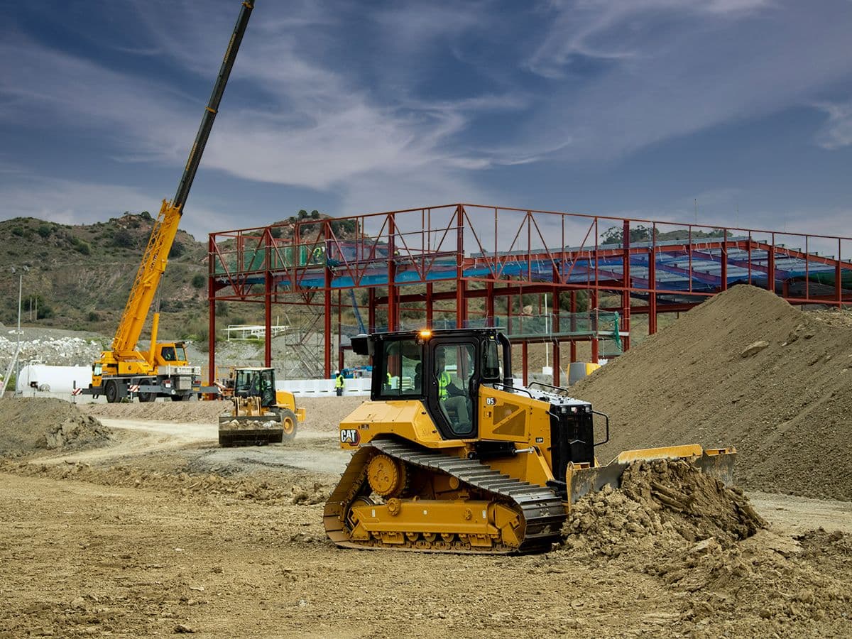 Tractor Topador D5 en construcción de caminos